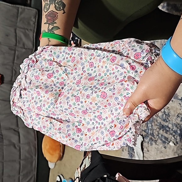 This set of clothes is 0-3 months for a little girl. - Picture 2 of 16